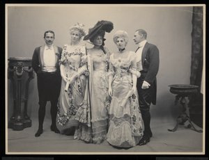 Groepsportret van Mr. Barton Willing, Miss Alice Blight, Miss Eleanor Jay (Mrs. Arthur Iselin), Miss Therese Iselin en een andere man op het James Hazen Hyde Bal, New York, 31 januari 1905